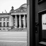 Wenn das Volk draußen bleibt: Eine Metapher für die Entfremdung zwischen Politik und Bürgern