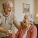 Senior in Arbeitskleidung hilft im Alltag einer Pflegeeinrichtung.